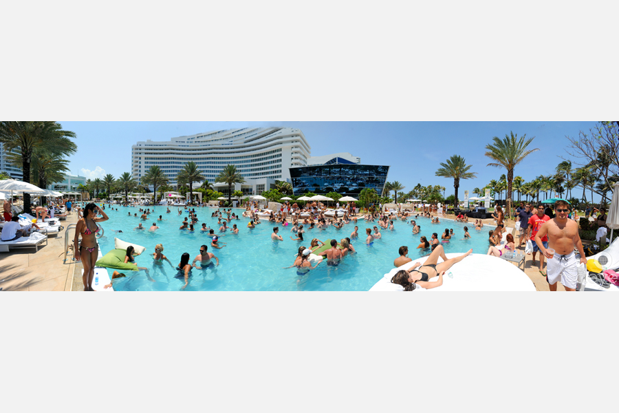 fontainebleau poolside