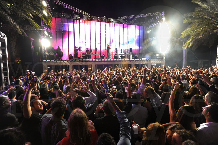 Drake New Year’s Eve Fontainebleau Poolside