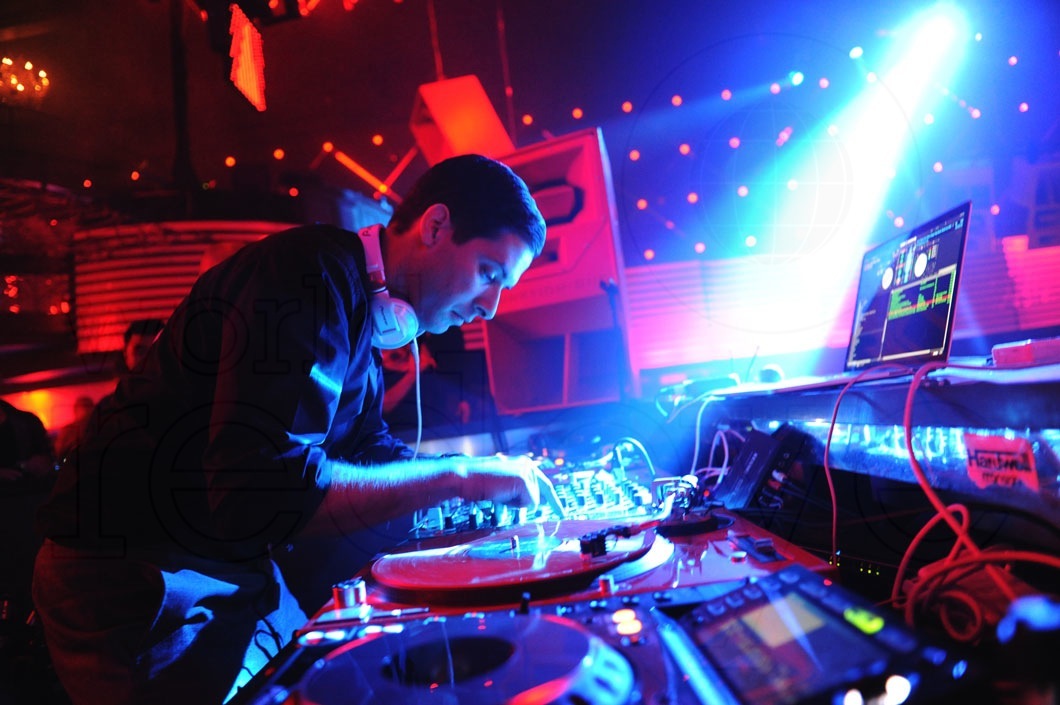 _14-Mark-Ronson-DJing10