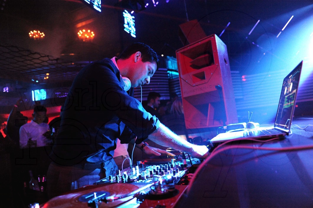 _15-Mark-Ronson-DJing7