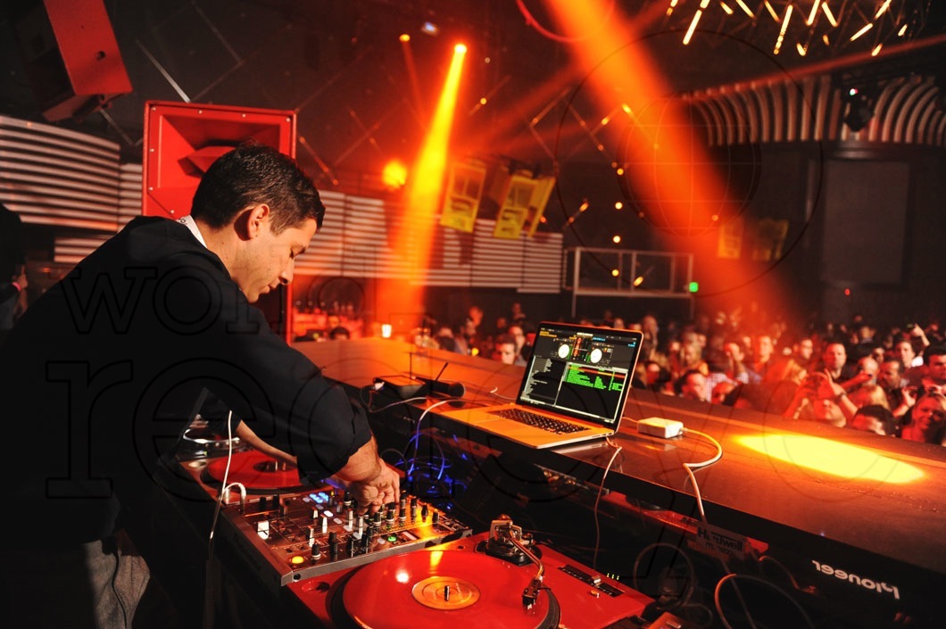 _2-Mark-Ronson-DJing