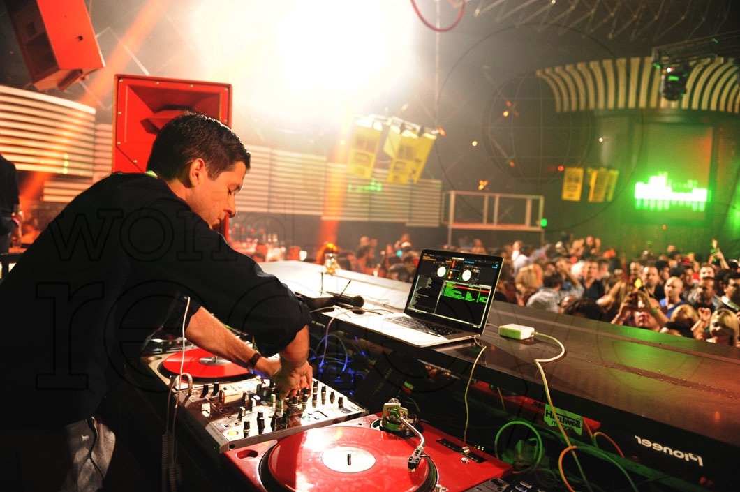 _2.5-Mark-Ronson-DJing6