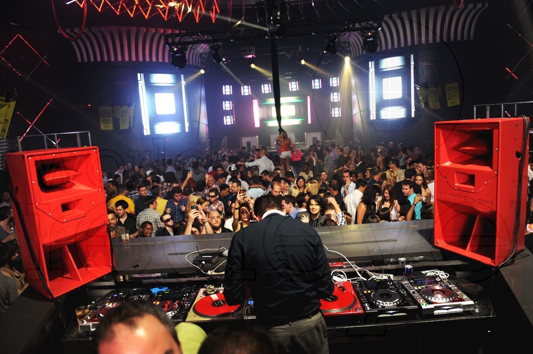 _21-Mark-Ronson-DJing1