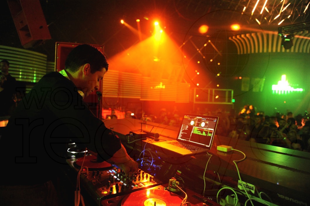 _3-Mark-Ronson-DJing4