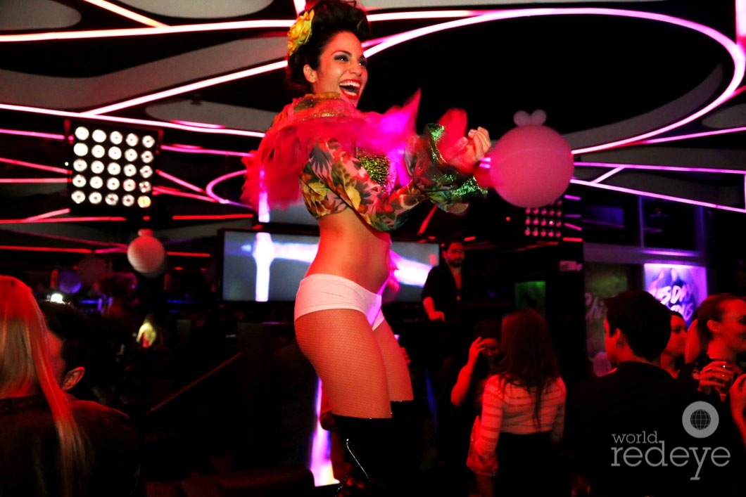 _4-Dancers-at-One-Lounge2