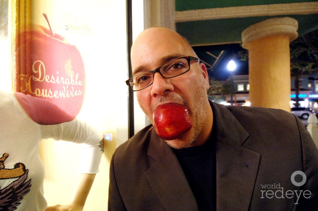 _47-Mark-Leventhal-with-apple