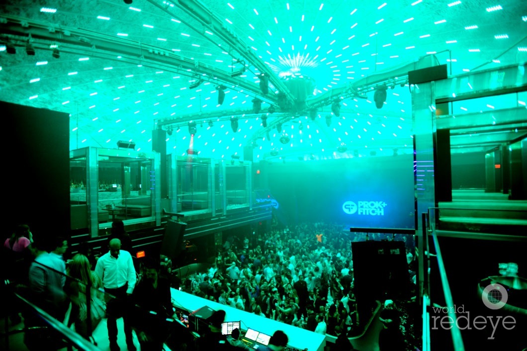 _1-Atmosphere-at-LIV-Nightclub-at-the-Fontainebleau-Miami-Beach-3