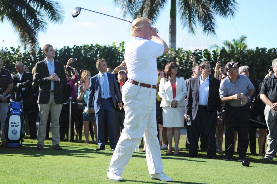 16-Donald-Trump-teeing-off8