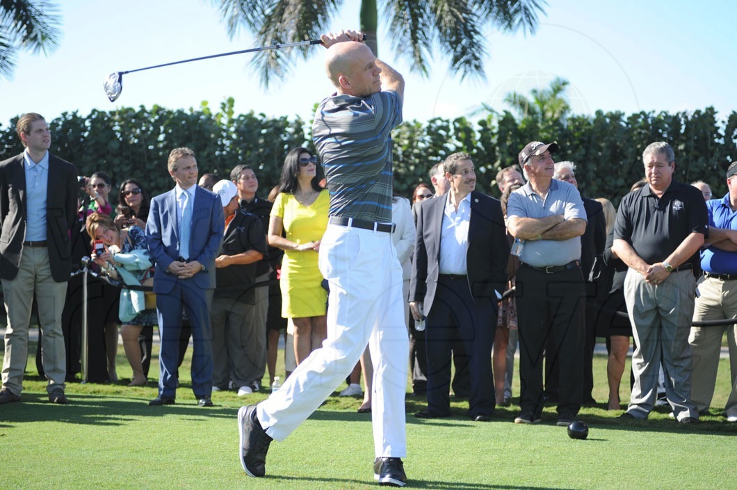 18-David-Pillsbury-teeing-off