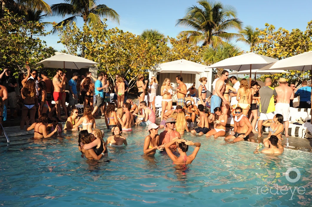 _3-Crowd-at-Hydebeach-at-The-SLS-Hotel-2