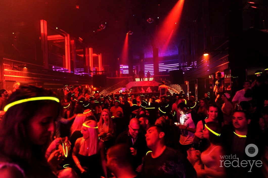 _6-Atmosphere-at-LIV-Nightclub-at-the-Fontainebleau-Miami-Beach-10