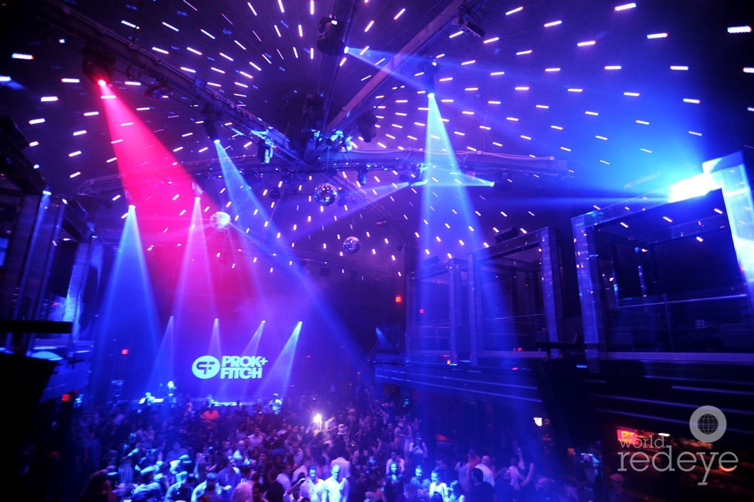 Atmosphere-at-LIV-Nightclub-at-the-Fontainebleau-Miami-Beach-2