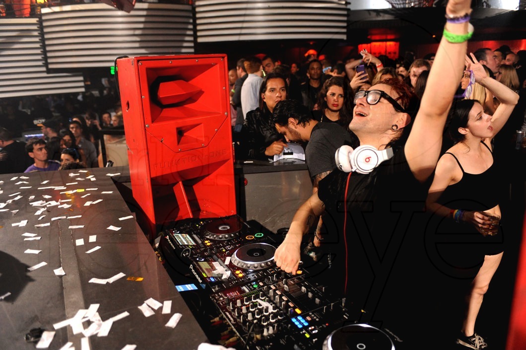 _1-Skrillex-Djing