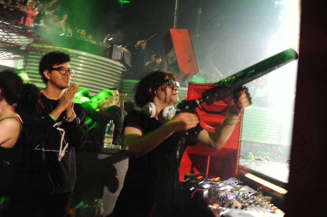 _12-Skrillex-Djing5