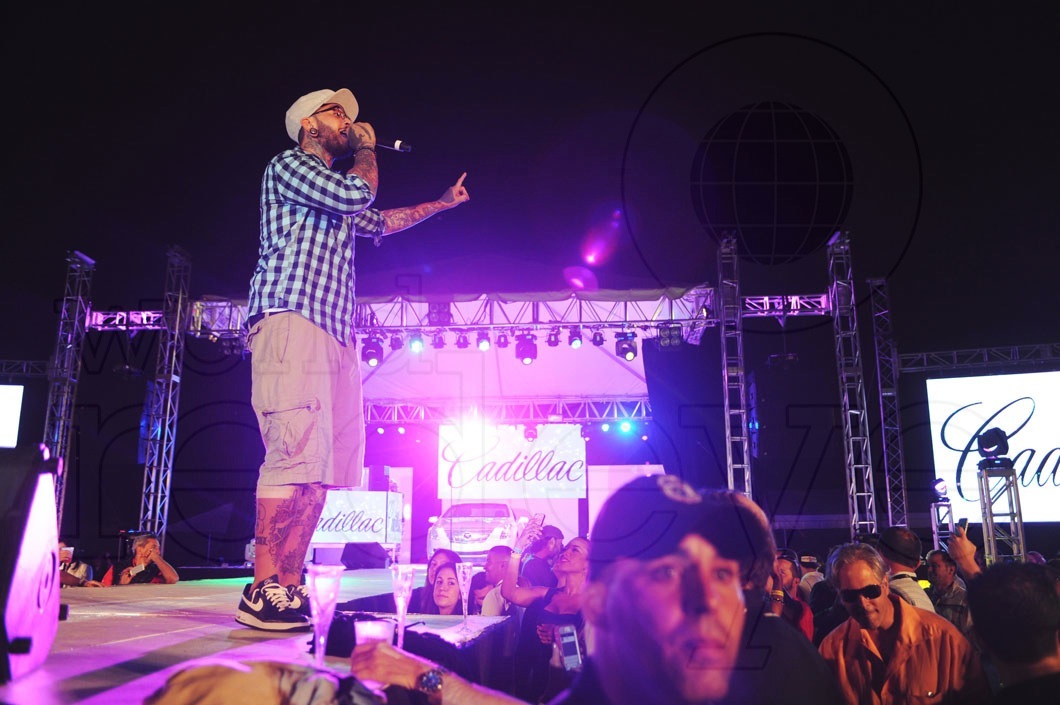 _14-Travie-McCoy---LIVE15