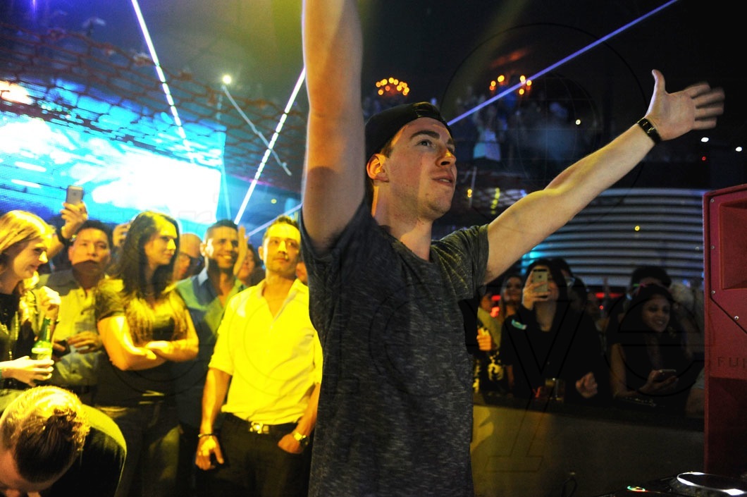 _21-Hardwell-Djing5