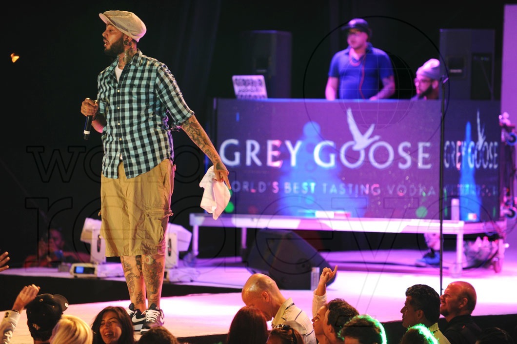 _25-Travie-McCoy---LIVE36