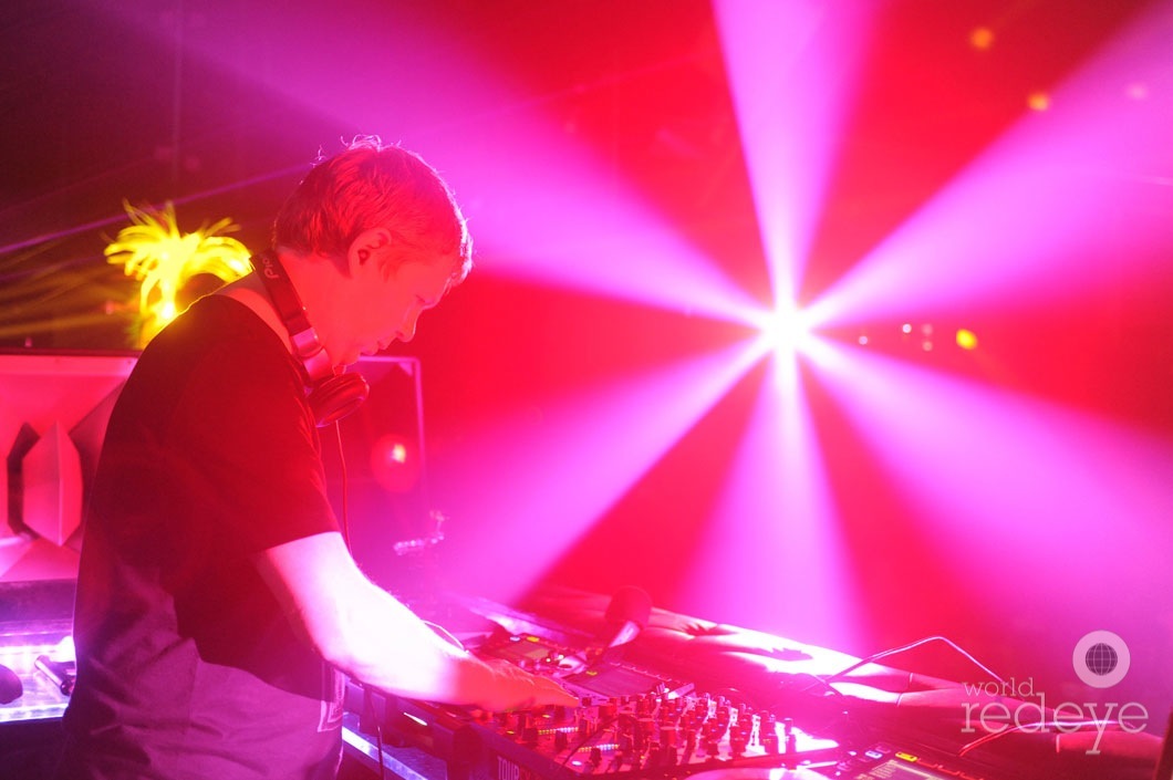 _6-John-Digweed-djing2