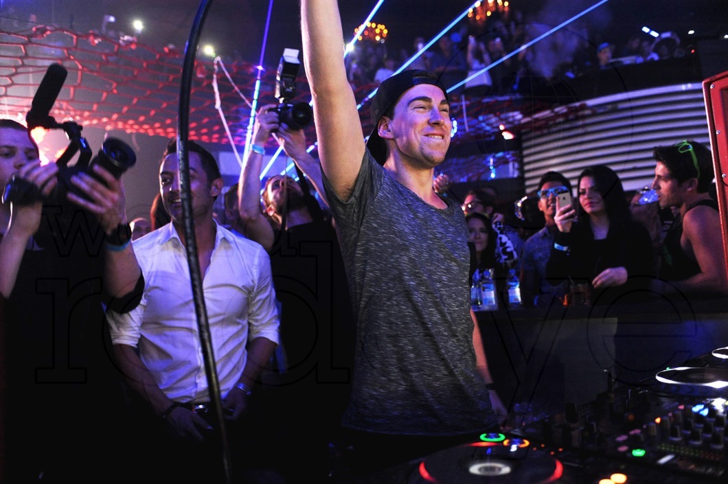 _7-Hardwell-Djing2