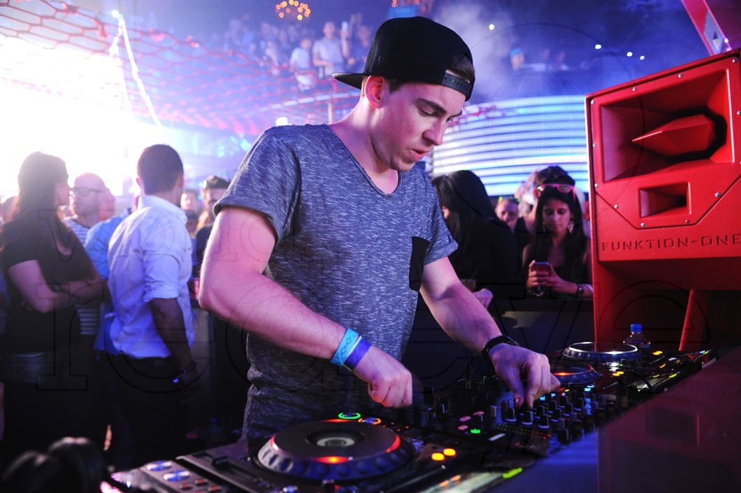 _8-Hardwell-Djing4