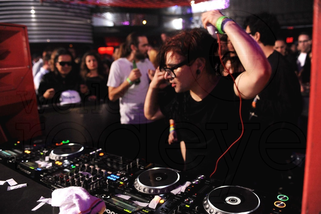 _9-Skrillex-Djing1A