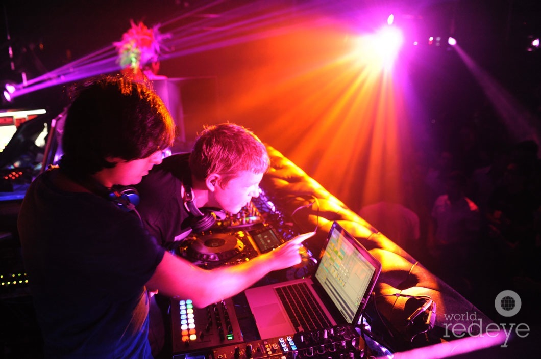 Guy-J-&-John-Digweed-djing3