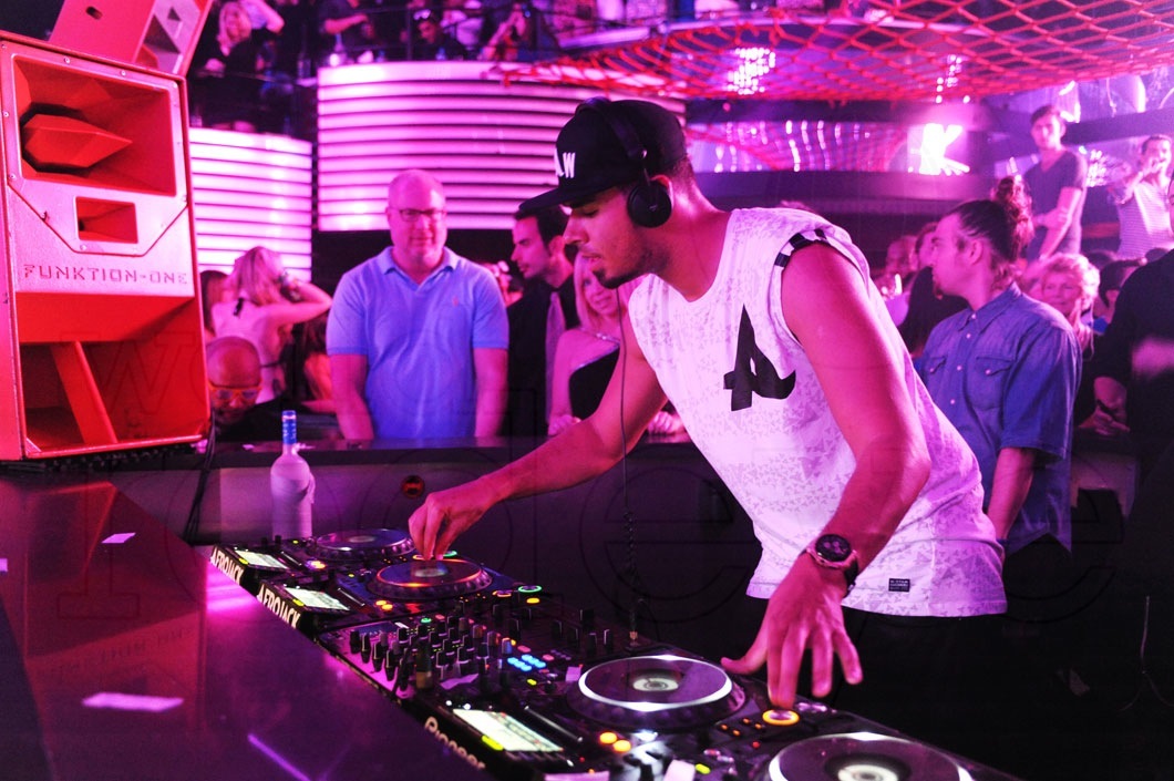 _19-Afrojack-djing10