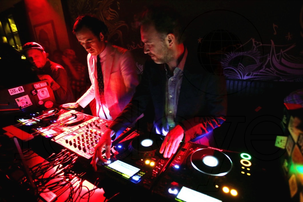 _2-2manyDJs12