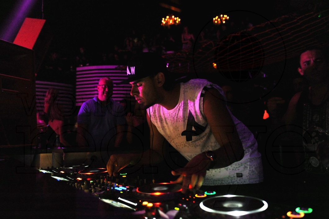 _20-Afrojack-djing11