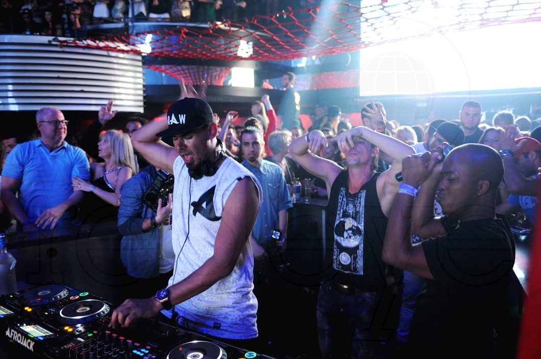 _23-Afrojack-djing24