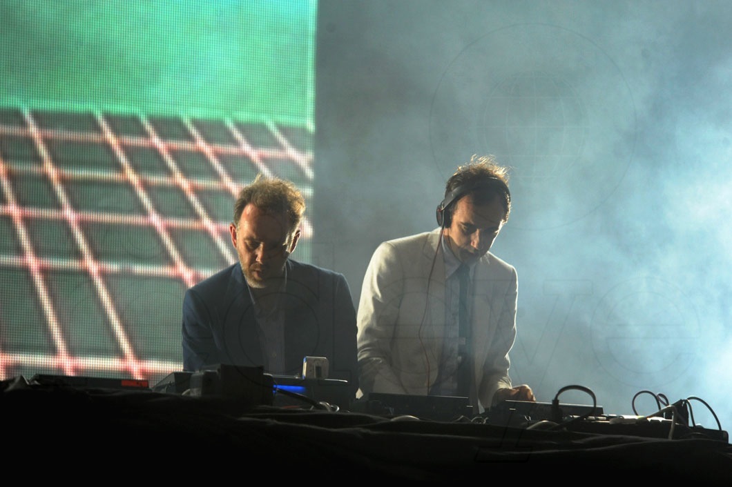 _44-2manydjs