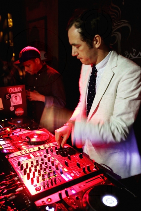 _5-2manyDJs6