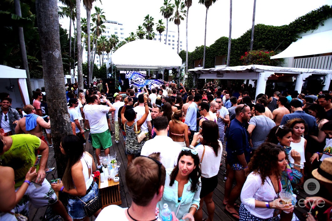 _8-Crowd-at-Delano-Beach-Club2