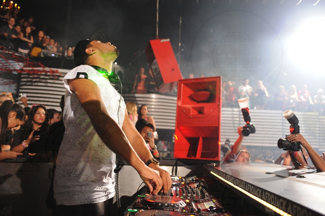 _9-Afrojack-djing8