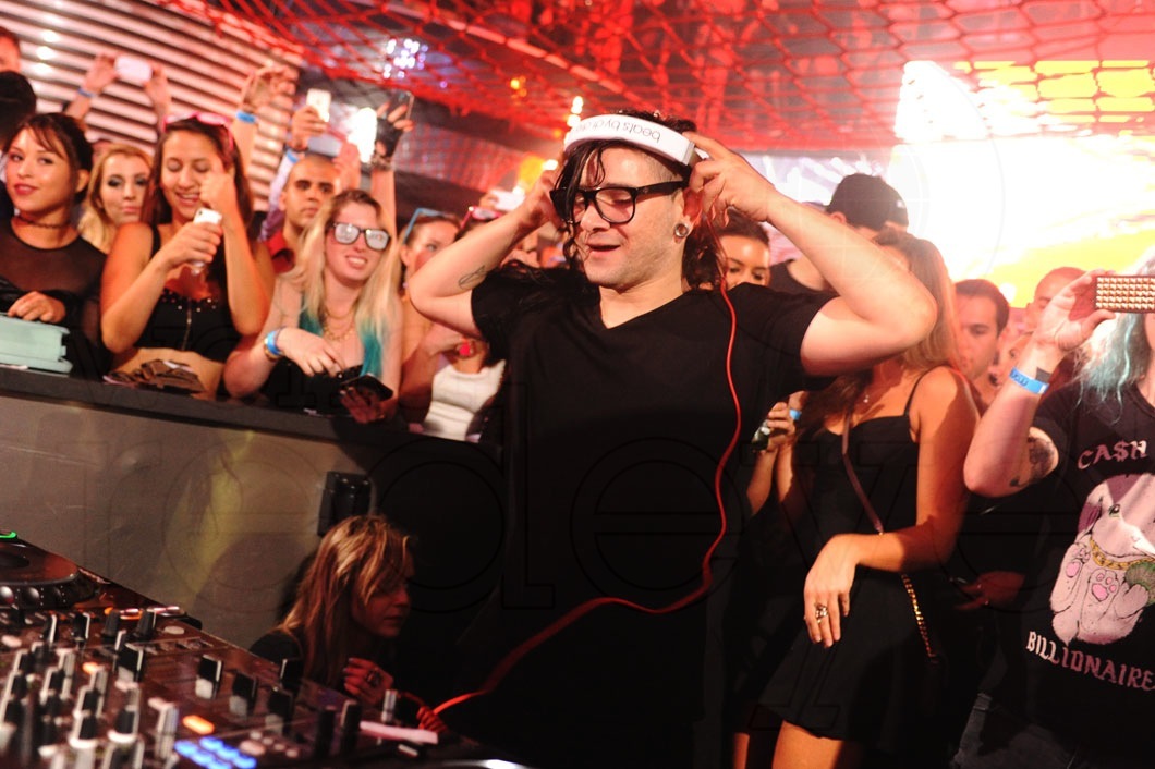 _1-Skrillex-Djing6