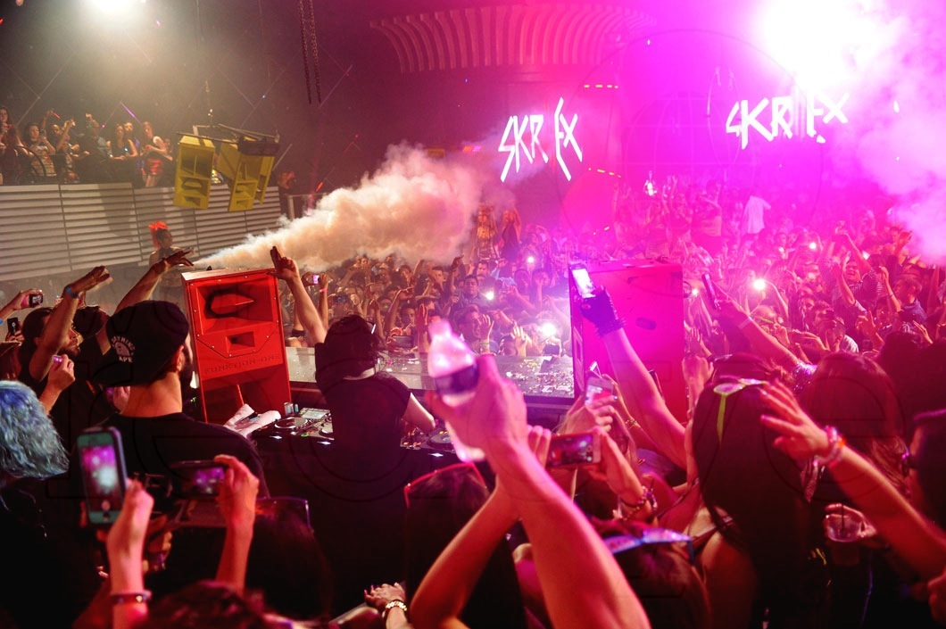 _11-Skrillex-Djing12