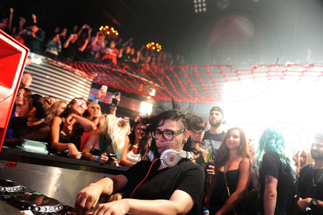 _14-Skrillex-Djing7