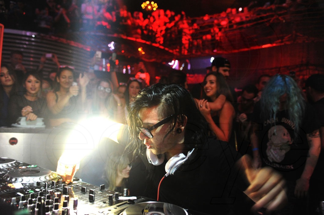 _15-Skrillex-Djing5