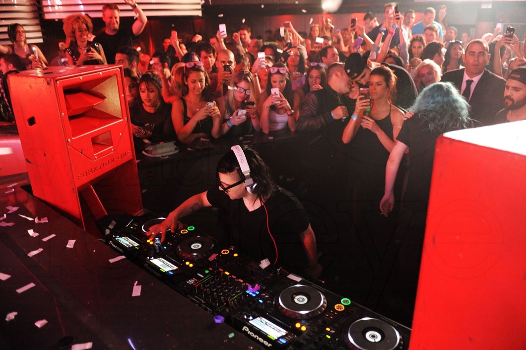 _16-Skrillex-Djing4