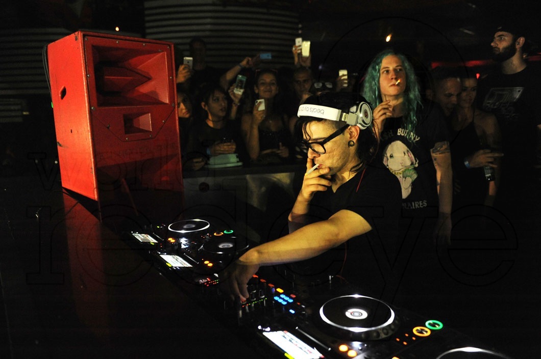 _17-Skrillex-Djing1