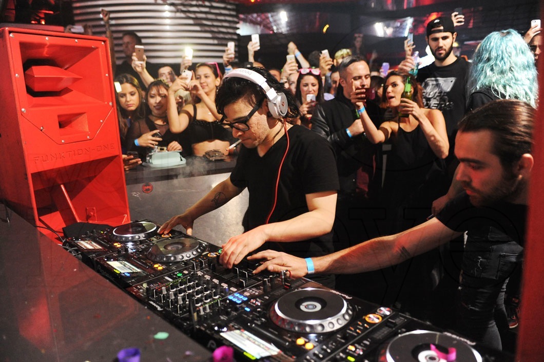 _3-Skrillex-Djing3