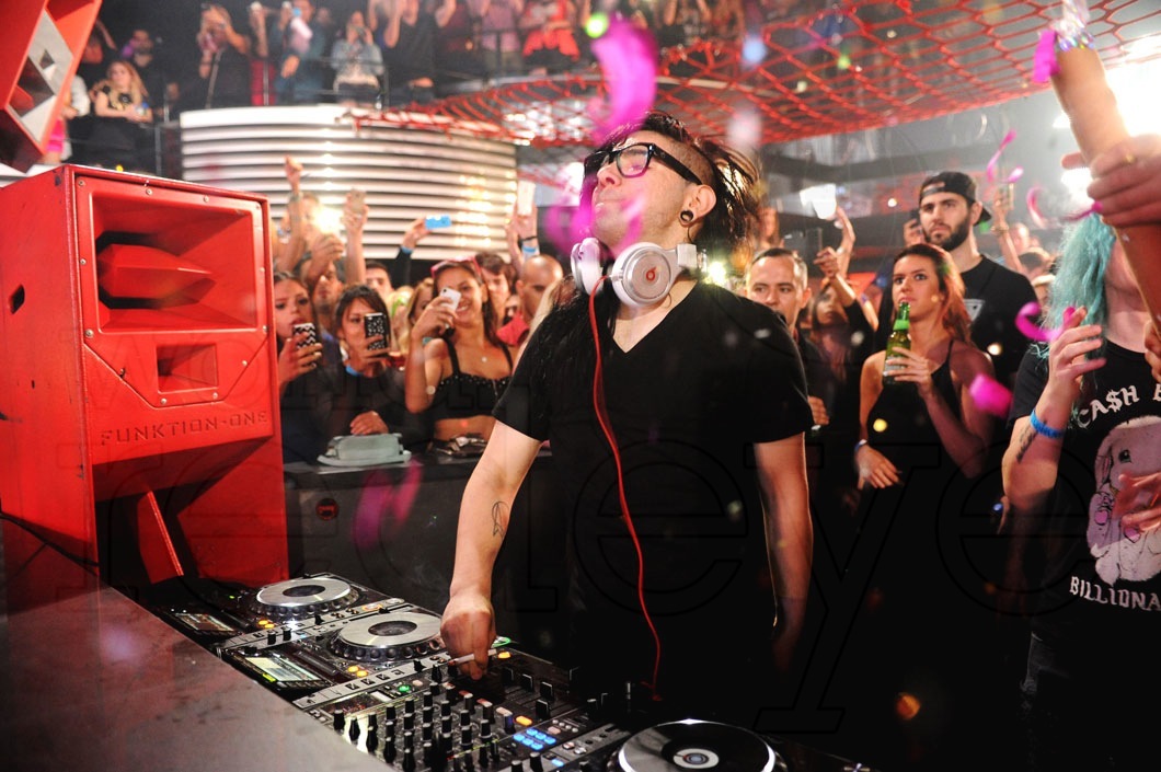 _4-Skrillex-Djing