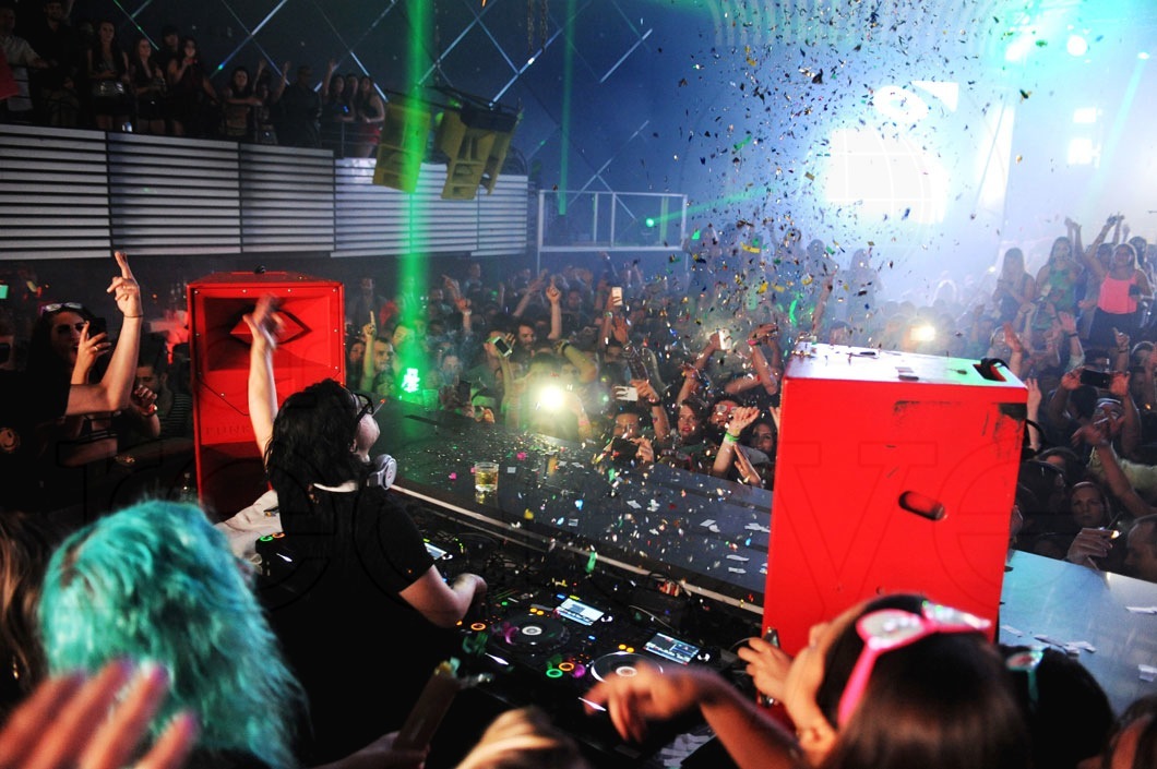 _8-Skrillex-Djing11