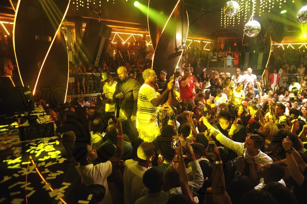 _17-Sean-“Diddy”-Combs-Performing-at-Story-Nightclub-2