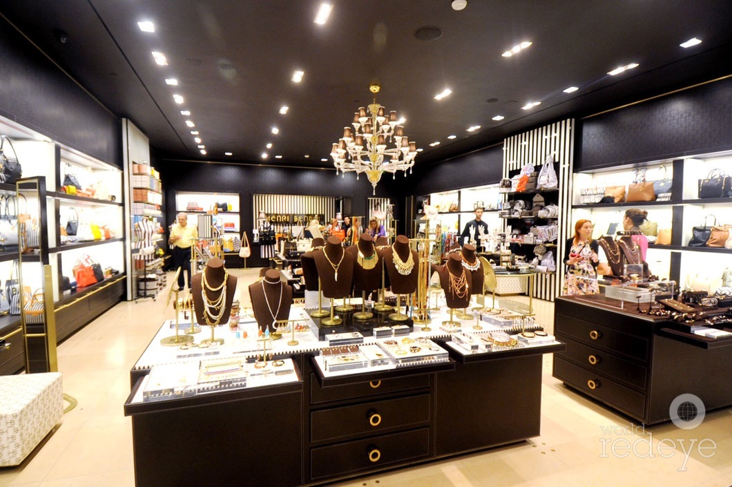 _3-Atmosphere-at-Henri-Bendel-1