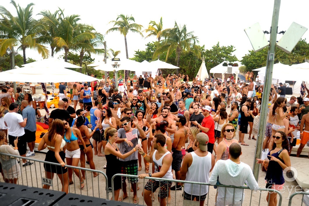 _23-Crowd-at-Nikki-Beach-Club-1