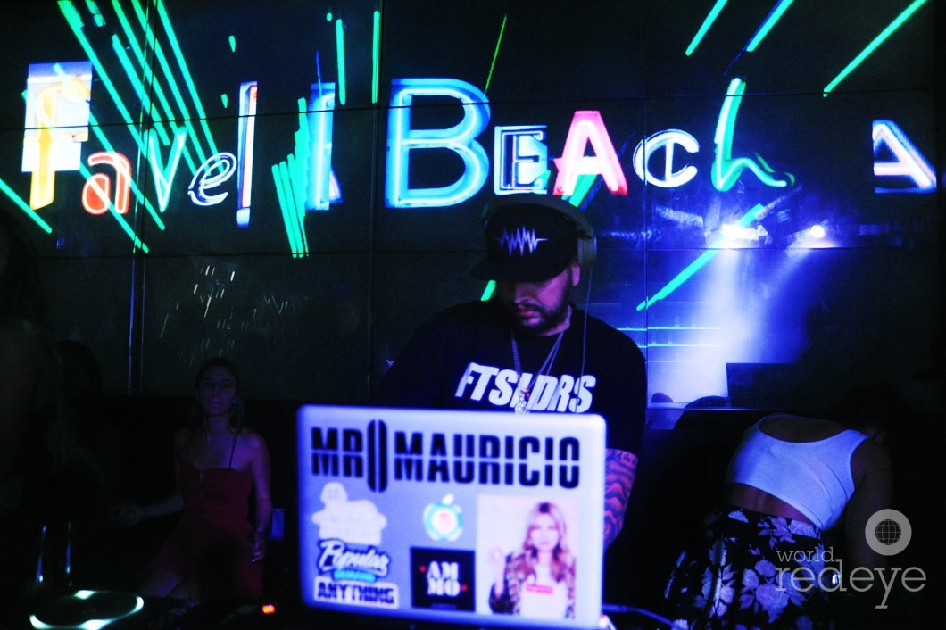 2-Mr.Mauricio-DJing