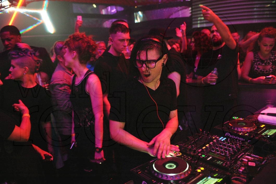 23-Skrillex-djing