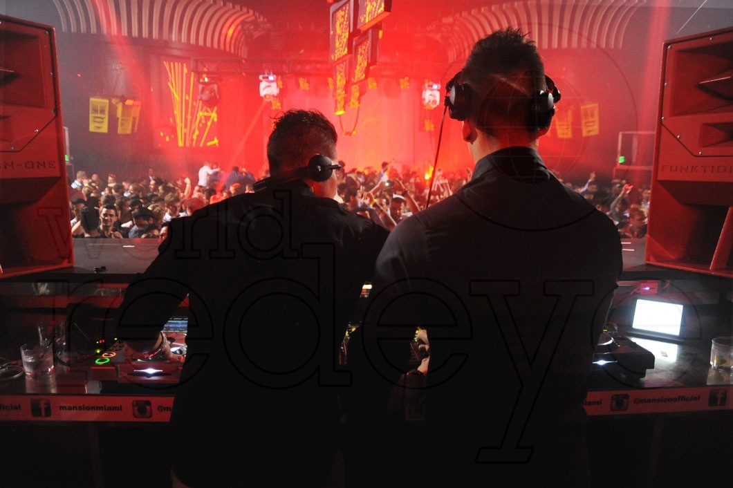 5-Blasterjaxx-DJing5