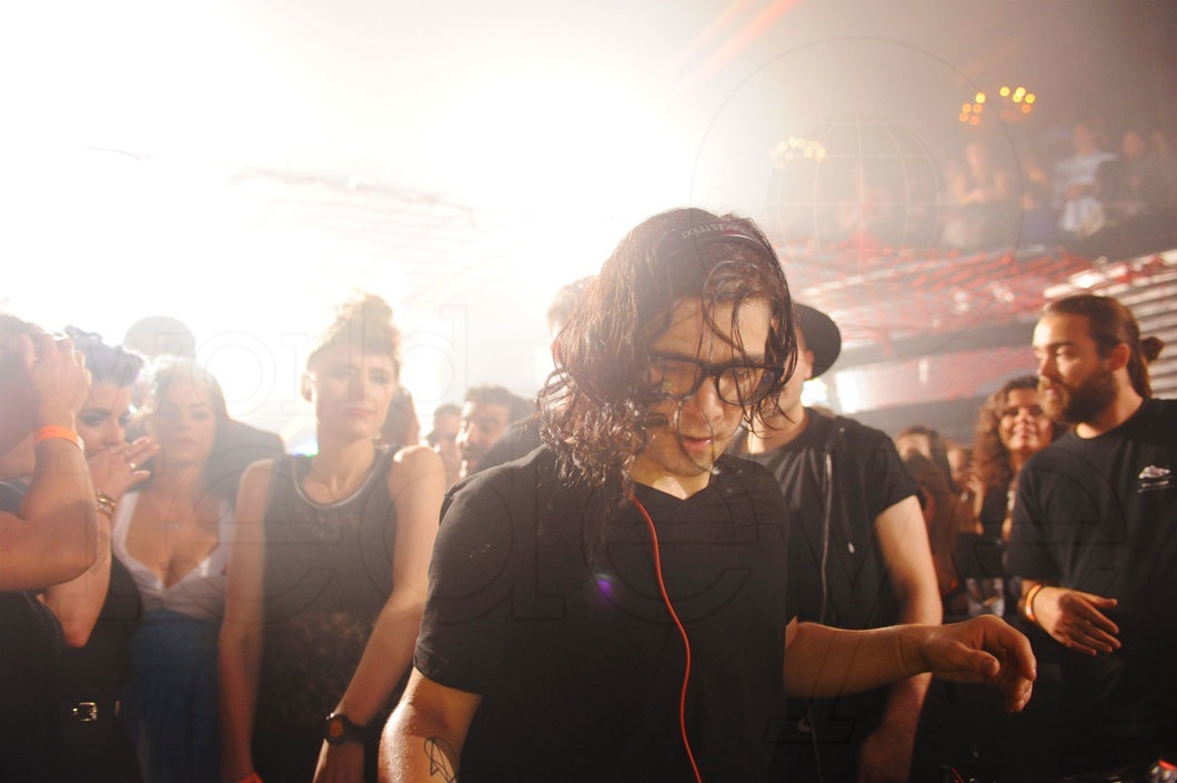 6-Skrillex-djing2a